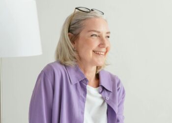 dejarse las canas sin teñir en mujeres según la psicología, por qué las mujeres llevan el pelo blanco según los psicólogos, no tintarse el pelo significado psicológico.