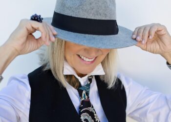 Qué significa usar sombrero según la psicología, los psicólogos explican por qué algunos siempre usan sombrero, significado psicológico de usar sombrero en la calle.