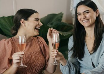 mujeres, risas, psicología, relaciones