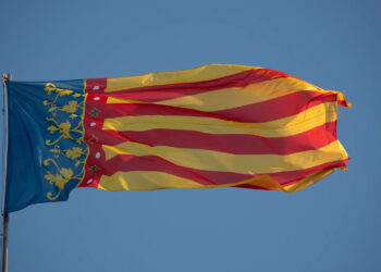 La psicología explica por qué colgamos la bandera de la Comunidad Valenciana del balcón, significado psicológico de colocar la Real Señera en el balcón, los psicólogos explican por qué ponemos la Señera Coronada en la ventana, Señera del Reino de Valencia.