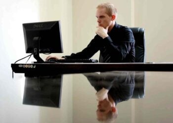 Si empujas siempre la silla hacia atrás cuando te levantas es por algo: la explicación de los psicólogos