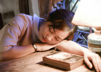 duermen mejor, mujer durmiendo, libro, mesa de luz