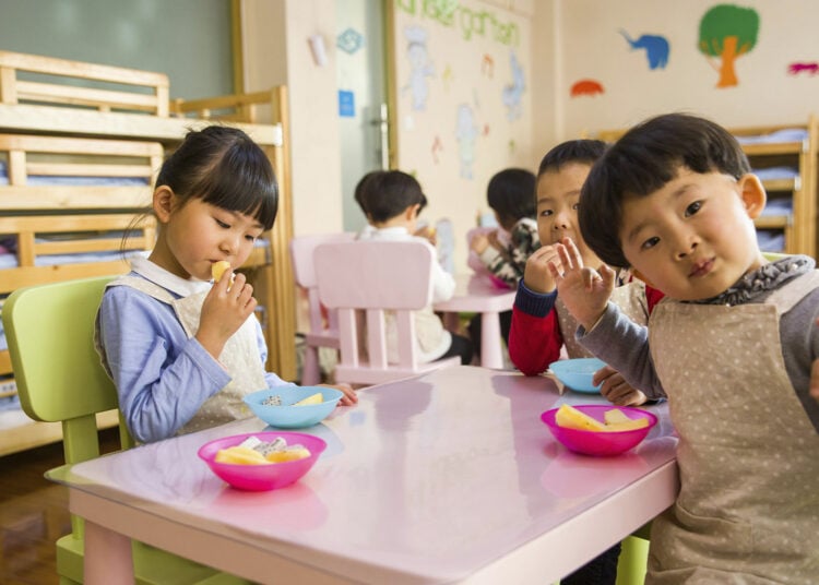 Inteligencia emocional, niños, comiendo, jugando