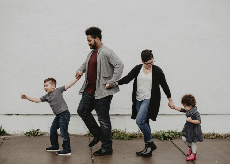 hijos favoritos, padres, jugando, hija, hijo, familia