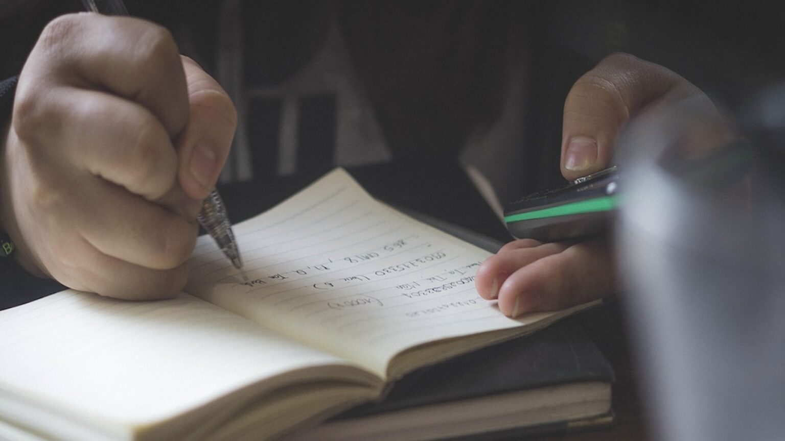 ¿Qué significa escribir siempre en mayúsculas, según la grafología