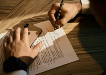 Qué significa que una persona haga su firma con garabatos sin sentido, según la psicología