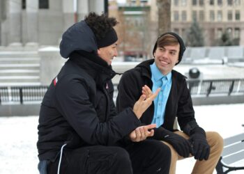 Qué significa cuando alguien repite las mismas frases, según la psicología