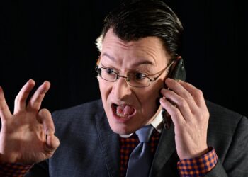 la psicología explica por qué algunas personas hablan muy alto por teléfono, significado psicológico de hablar muy alto por teléfono, gritar por el teléfono según los psicólogos, por qué algunas personas hablan alto por el móvil en lugares públicos.