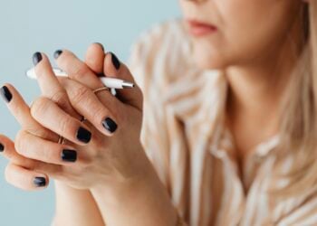 Manos entrelazadas, dedos