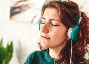 Qué significa escucha música en el trabajo según la psicología, escuchar música mientras trabajamos según los psicólogos, psicología explica por qué escuchamos música en el trabajo, escuchar música aumenta la productividad según los psicólogos.