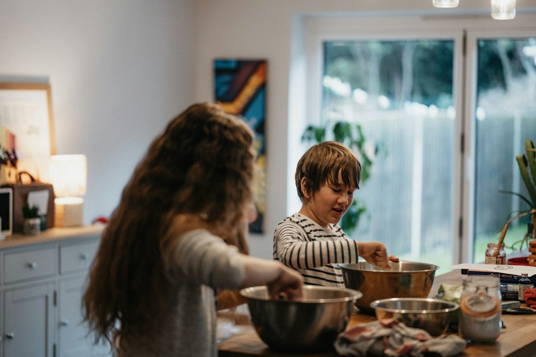 Los niños con tareas domésticas no es que sean aplicados, sino que desarrollan una resiliencia fuera de lo común