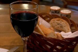 Ni el azúcar ni el tabaco: el hábito que debes suprimir de tu vida a partir de los 65, según el neurólogo Richard Restak