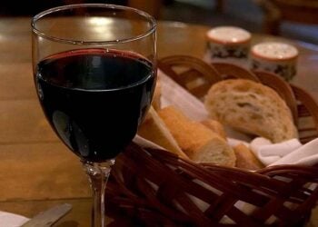 Un experto en longevidad contundente sobre lo que te puede pasar si bebes una o dos copas de vino tinto al día