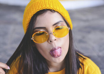 Amarillo, mujer, gorro, lentes