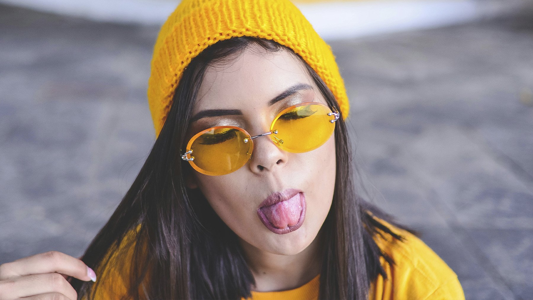 Amarillo, mujer, gorro, lentes