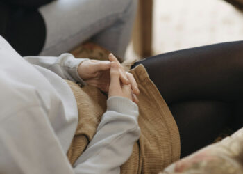 Inseguridad, Piernas cruzadas, Inseguro, manos entrelazadas