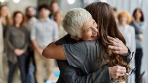 El significado de olvidar el nombre de las personas, según los psicólogos