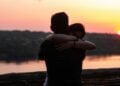 El significado de que odies que te den abrazos y que necesites espacio personal, según la psicología