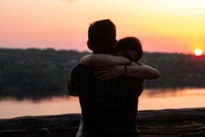 Si tu pareja y tú hacéis este gesto significa que os queréis de verdad, según la psicología