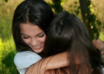 Los expertos lo confirman: esto es lo que ocurre en tu cuerpo cuando abrazas a alguien durante más de 20 segundos