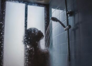 Las personas que se duchan por la noche en vez de por la mañana tienen estos rasgos, según la psicología