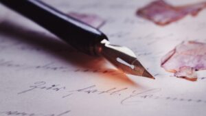 ¿Qué significa escribir el punto de la letra ‘i’ como un círculo, según la grafología?