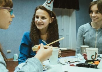 La psicología explica por qué algunas personas olvidan los cumpleaños, por qué olvidamos los cumpleaños según la psicología, razones por las que olvidamos los cumpleaños para los psicólogos, explicación psicológica de que mi pareja no se acuerde de los cumpleaños.