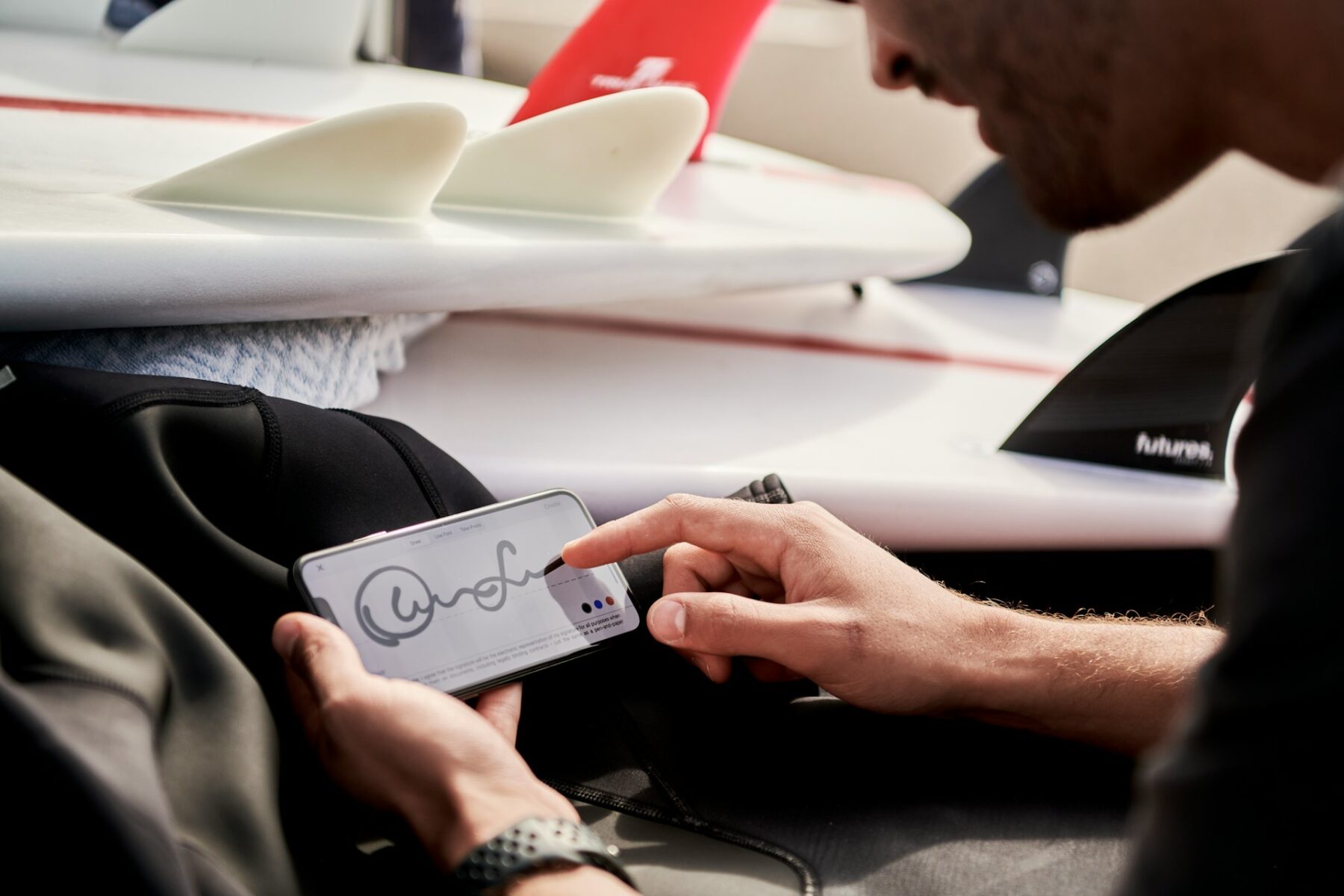 El significado de subrayar tu nombre cuando firmas, según la psicología