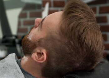 Explicación psicológica de por qué muchos hombres se tiñen el pelo, la psicología explica por qué algunos hombres se tiñen el pelo, por qué los hombres se tapan las canas según los psicólogos, taparse las canas según la psicología.