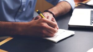 ¿Qué significa escribir con muy mala letra, según la psicología?