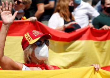 La psicología explica qué significa llevar una gorra de España, significado psicológico de llevar una gorra con la bandera española, los psicólogos analizan por qué nos gusta llevar gorras con la bandera de España.