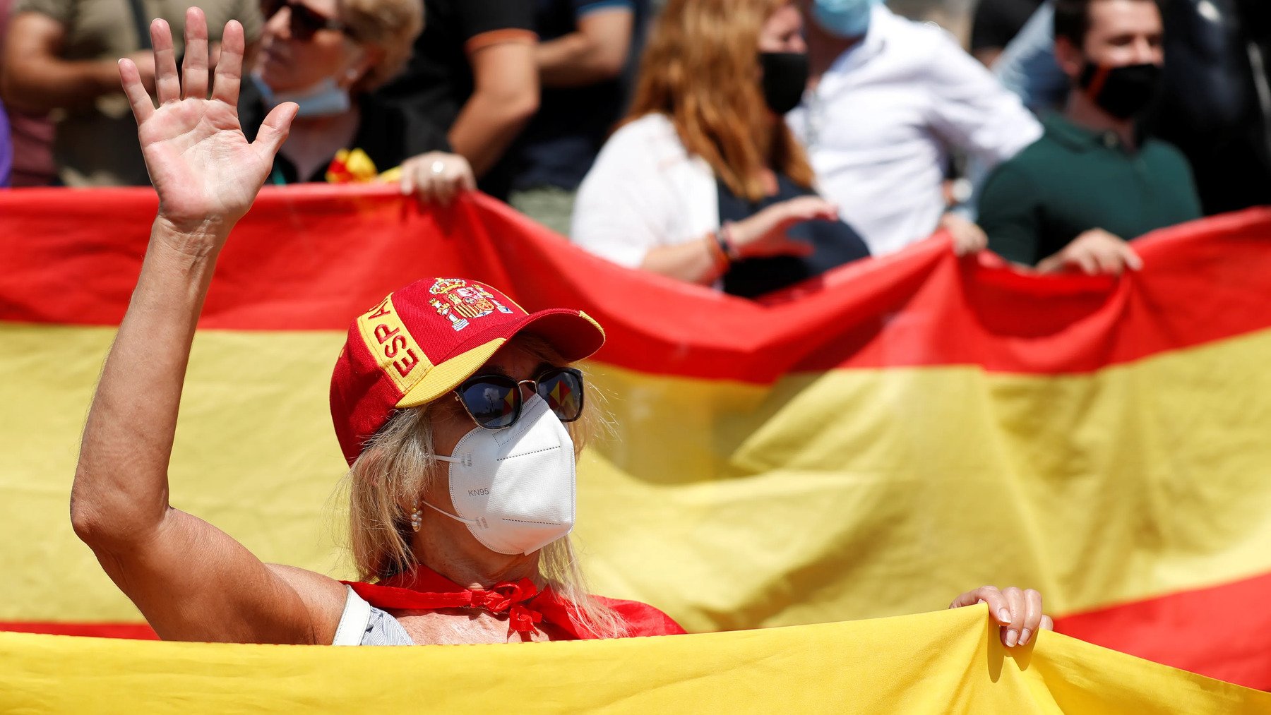 La psicología explica qué significa llevar una gorra de España, significado psicológico de llevar una gorra con la bandera española, los psicólogos analizan por qué nos gusta llevar gorras con la bandera de España.