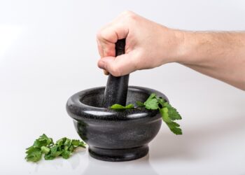 Ni té ni manzanilla: la poderosa planta que desinflama, ayuda a perder peso y limpia tu cuerpo