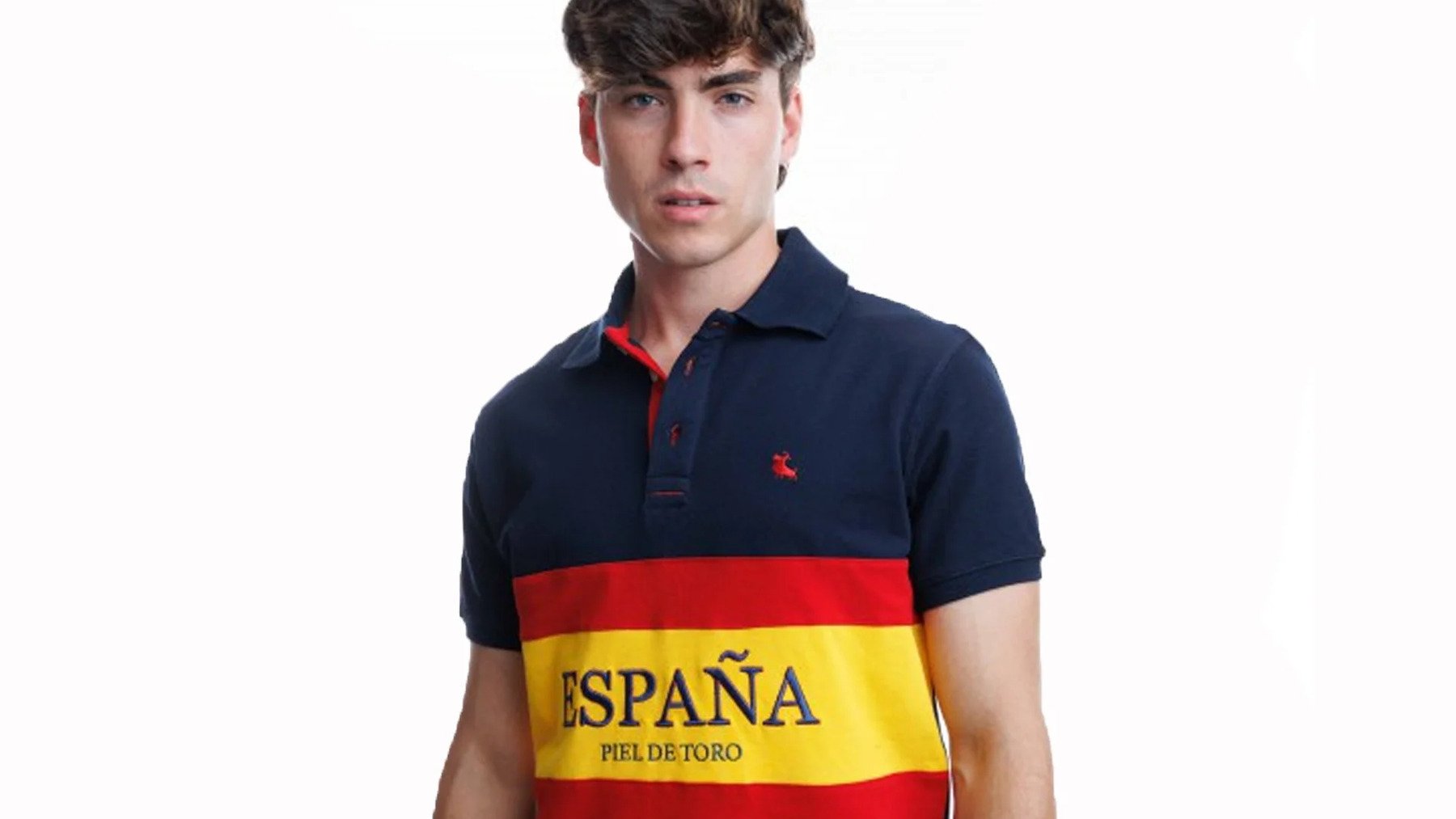 Qué significa usar un polo con la bandera de España según la psicología, significado psicológico de usar la bandera de España en el polo, significado psicológico de usar la bandera de España en los polos.