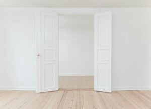 Qué significa que una persona cierre la puerta para dormir, según la psicología
