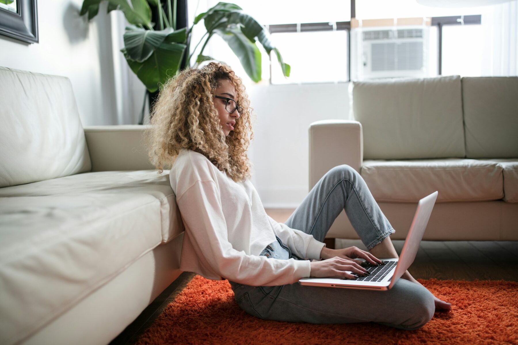 Qué significa que una persona no quiera salir de casa en todo el fin de semana, según los psicólogos