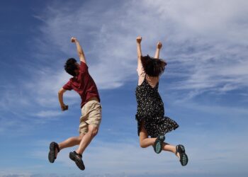 gesto para mejorar la seguridad según los psicólogos, cómo mejorar la autoestima según la psicología, consejo para mejorar la autoconfianza según la psicología, importancia psicológica del color rojo.