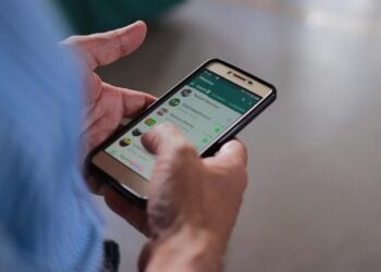 Por que algunas personas tienen obsesión con los grupos de WhatsApp según la psicología, miras mucho los grupos de WhatsApp según los psicólogos, estar demasiado pendiente de las notificaciones según la psicología, explicación psicológica de mirar demasiado los grupos de WahtsApp.
