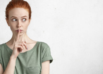 Alguien te miente, silencio, mujer