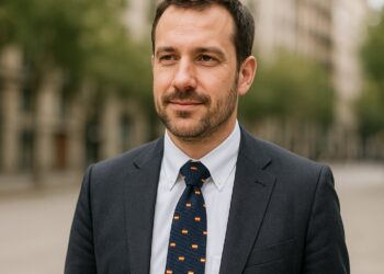 Significado usar bandera de España en la corbata según la psicología, significado psicológico de usar la bandera de España en la corbata, corbata con bandera de españa explicación, por qué usamos la bandera de España en la ropa según los psicólogos.