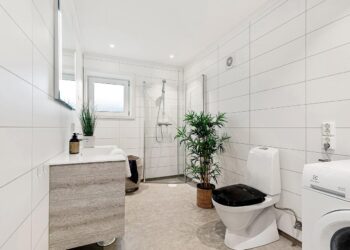 Las expertas en limpieza coinciden y aseguran que ésta mezcla es mágica para acabar con el moho en las baldosas del baño y funciona mejor que la lejía