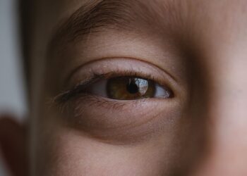 La psicología explica por qué entornamos los ojos al hablar, significado psicológico de entrecerrar los ojos mientras hablamos, explicación psicológica de entornar los ojos en una conversación.