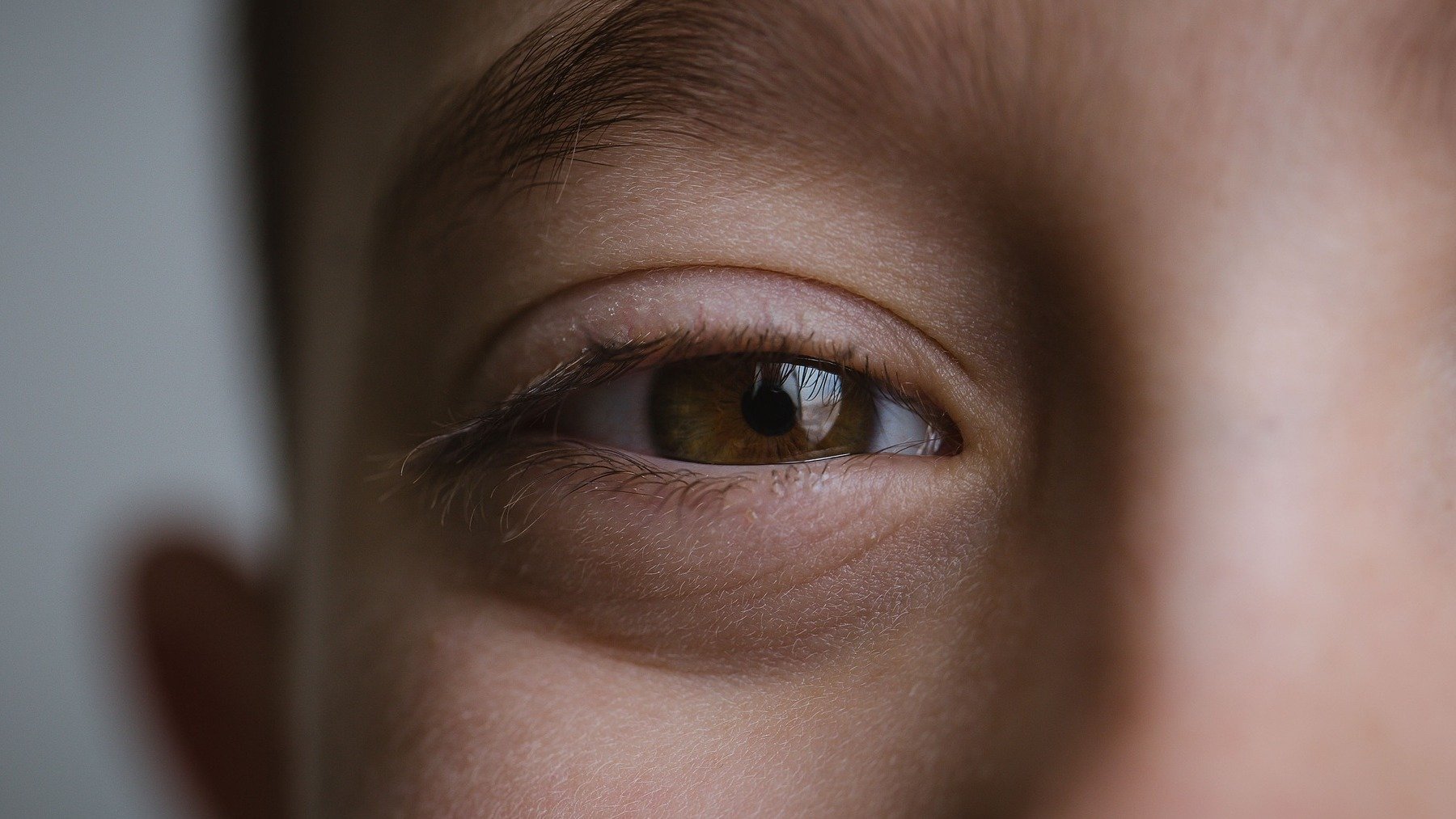 La psicología explica por qué entornamos los ojos al hablar, significado psicológico de entrecerrar los ojos mientras hablamos, explicación psicológica de entornar los ojos en una conversación.