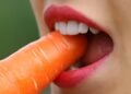 Si no soportas escuchar a la gente masticar, esto es lo que te pasa: lo dice la psicología