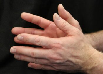 El hábito que tienen muchos en España y que puede poner en riesgo tu salud: deja de hacerlo inmediatamente