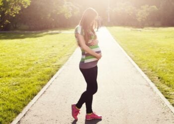 Beneficios de caminar en embarazadas, hacer ejercicio durante el embarazo, beneficios de andar en el embarazo, deporte pasados los 40 años en embarazos, mejores ejercicios para embarazadas según los médicos.