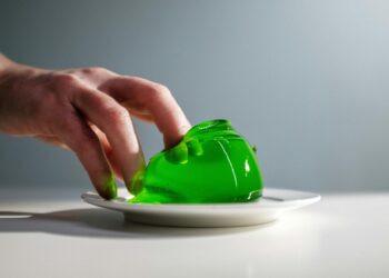 Adiós a envejecer: la receta de gelatina casera que tienes que conocer