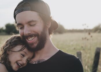 Significado psicológico de usar la gorra hacia atrás, explicación psicológica de llevar la gorra hacia atrás, qué dice la psicología sobre girarse la gorra, la psicología sobre usar la gorra hacia atrás, opinión psicólogos sobre adultos que usan gorra.