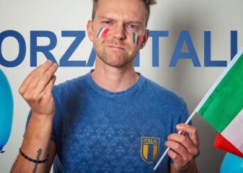 La psicología explica por qué imitamos acentos, significado psicológico de imitar acentos, explicación de los psicólogos a imitar la forma de hablar de los demás.