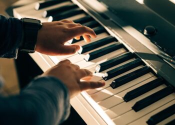 El mejor ejercicio para estimular la memoria en la vejez, cuidar el deterioro cognitivo después de jubilarse, expertos recomiendan aprender a tocar un instrumento en la tercera edad, prevenir salud mental en jubilados, tocar un instrumento beneficios tercera edad.